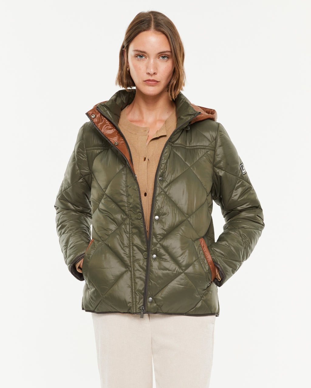 Plumífero de mujer con capucha desmontable y bolsillos