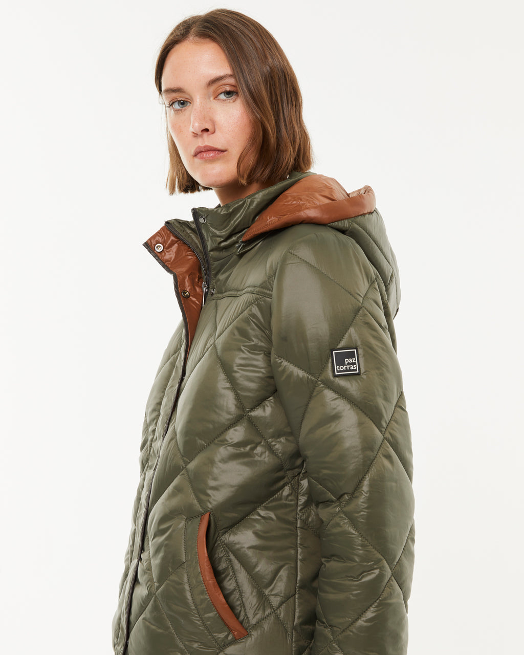 Plumífero de mujer con capucha desmontable y bolsillos