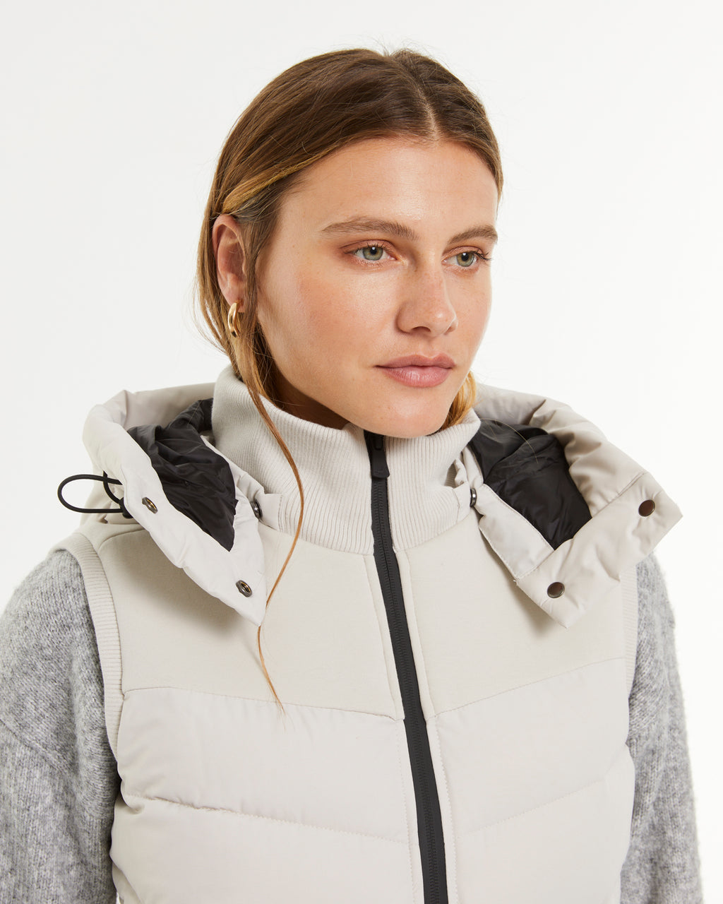 Chaleco corto de mujer acolchado con capucha