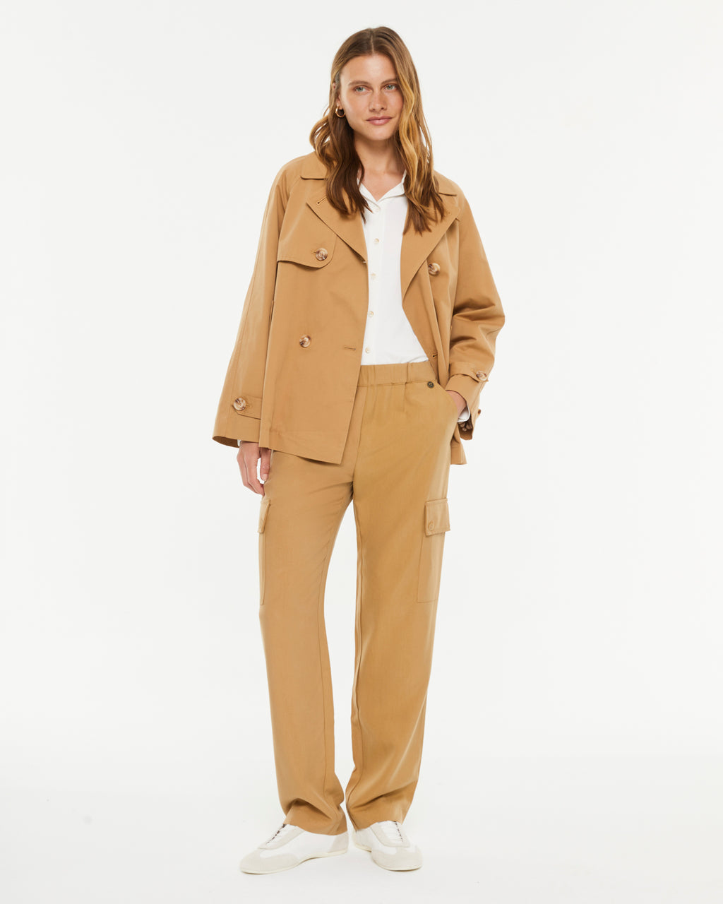 Gabardina corta de mujer