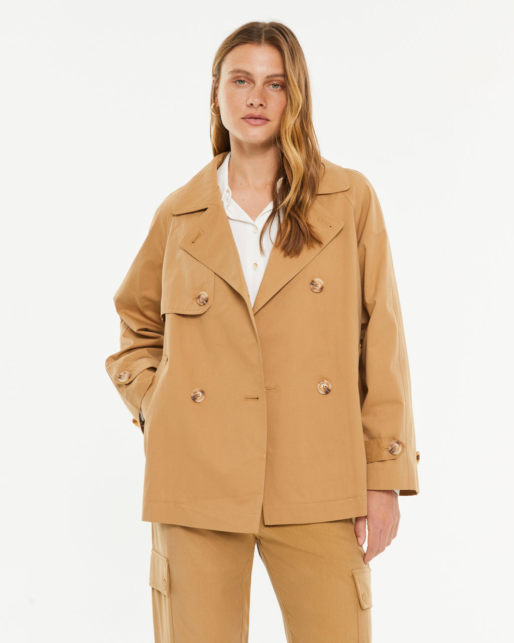 Gabardina corta de mujer