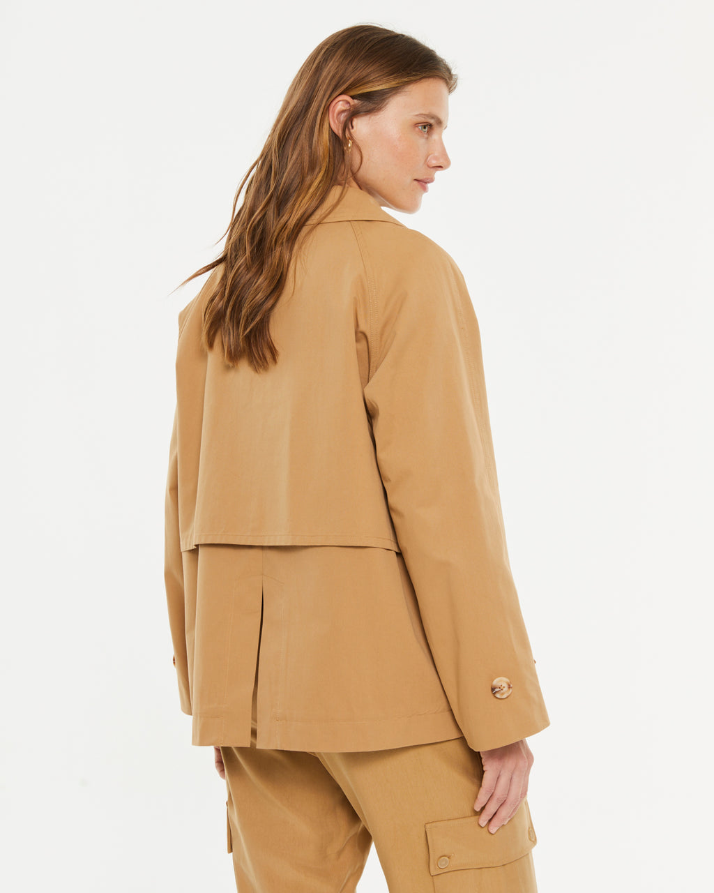 Gabardina corta de mujer