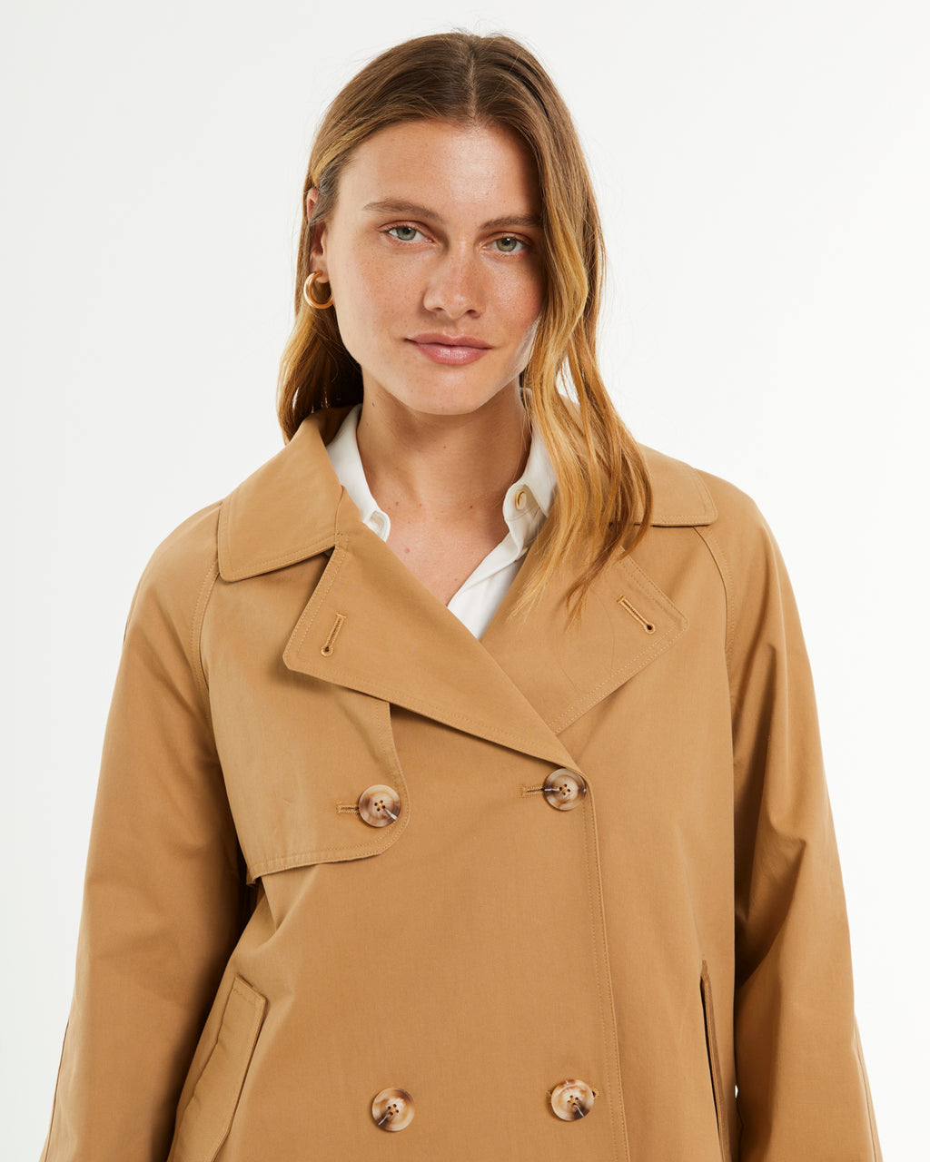 Gabardina corta de mujer