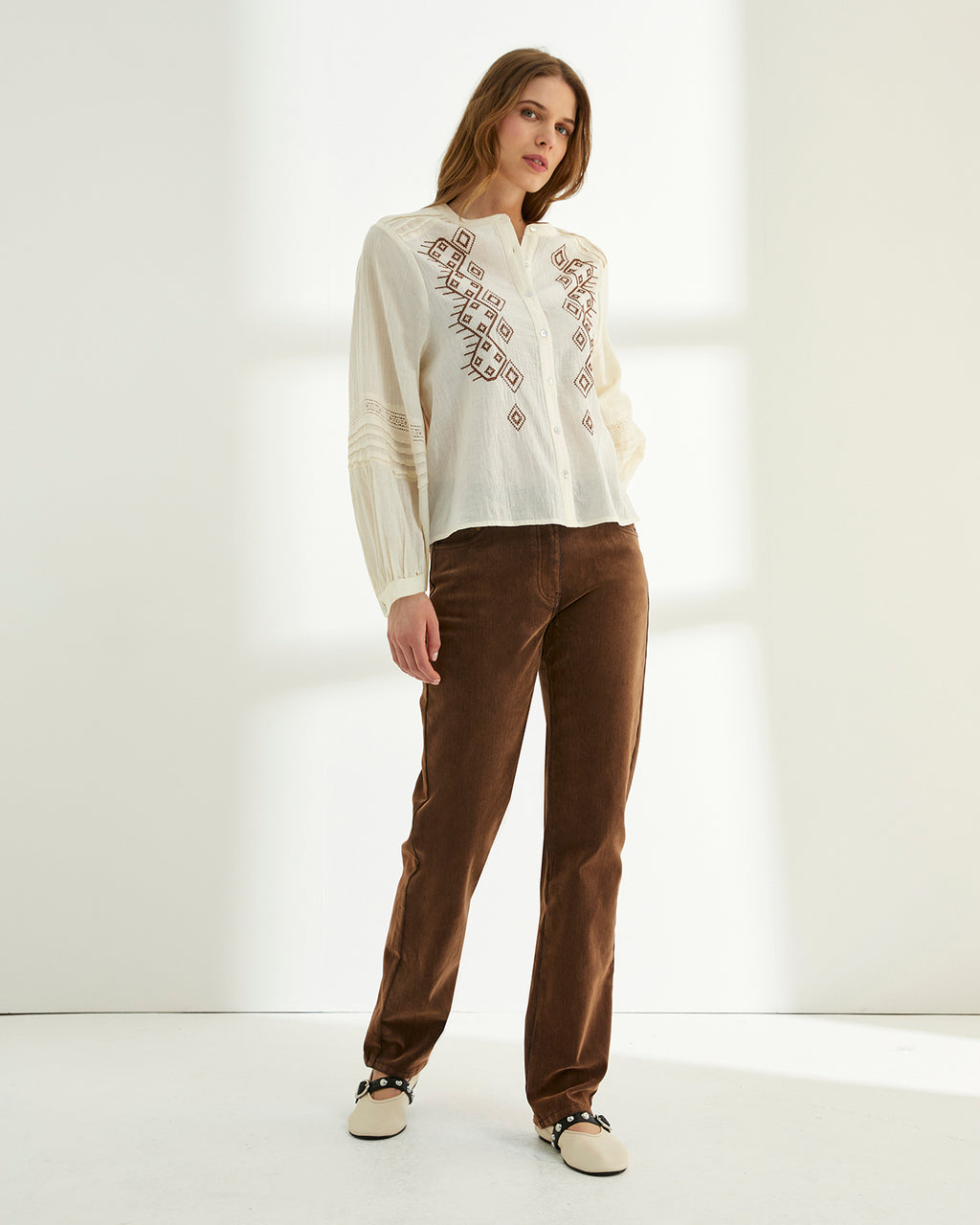 Camisa de mujer bordada cuello redondo