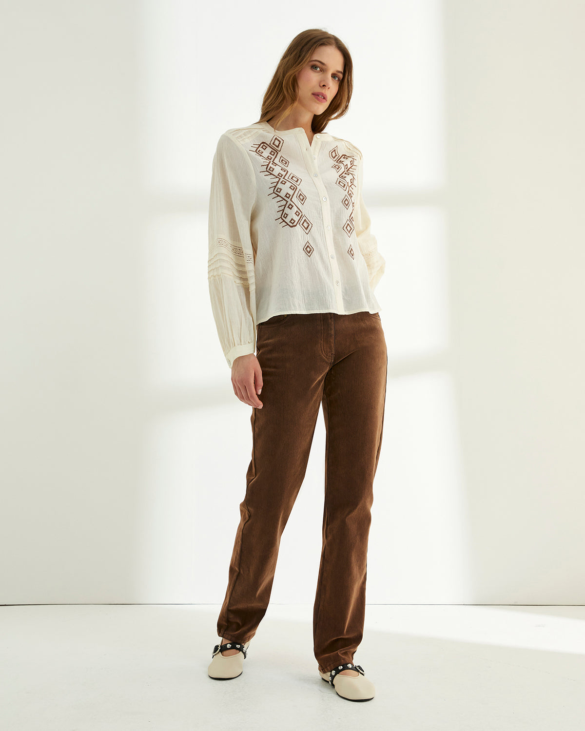 Camisa de mujer bordada cuello redondo