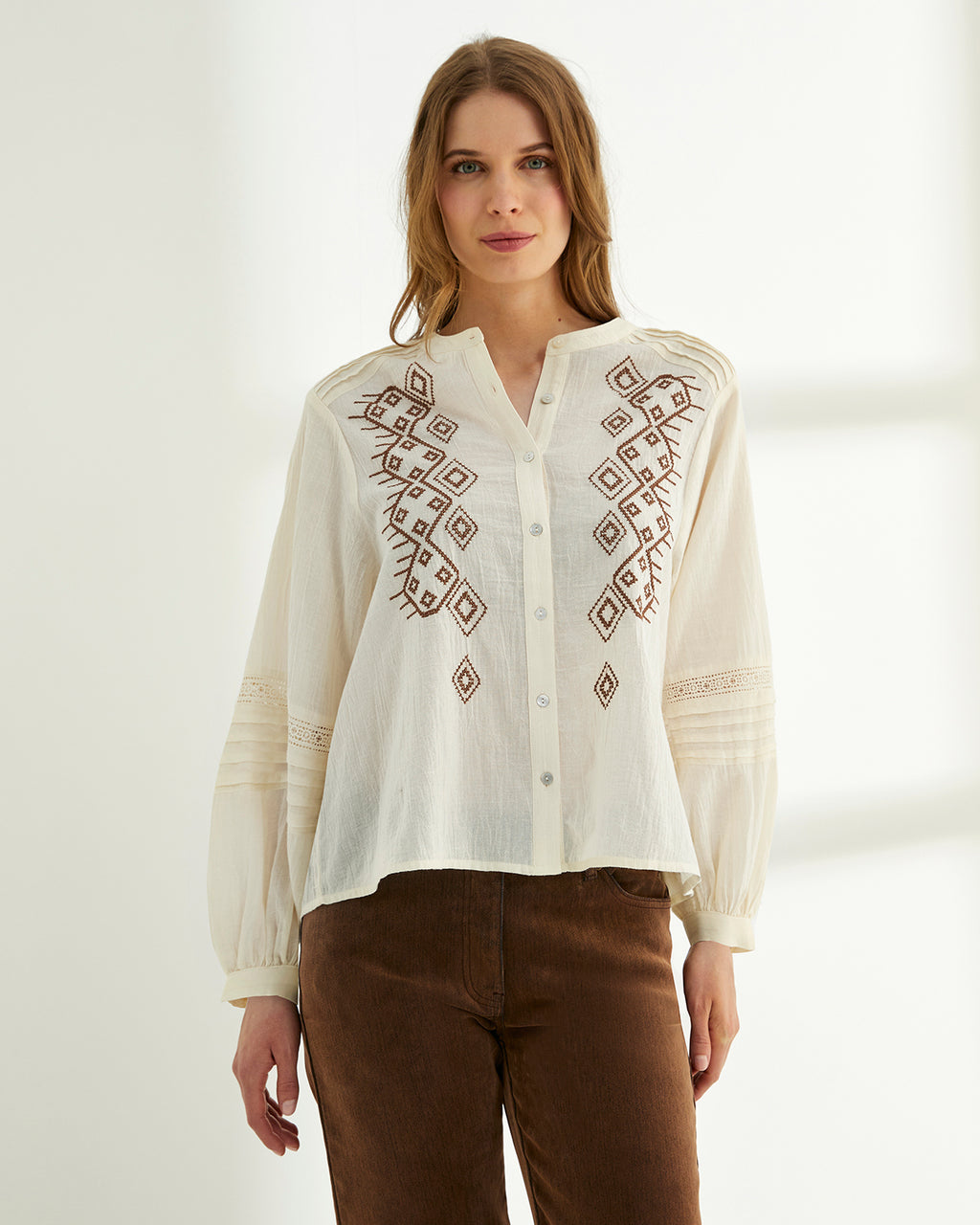 Camisa de mujer bordada cuello redondo