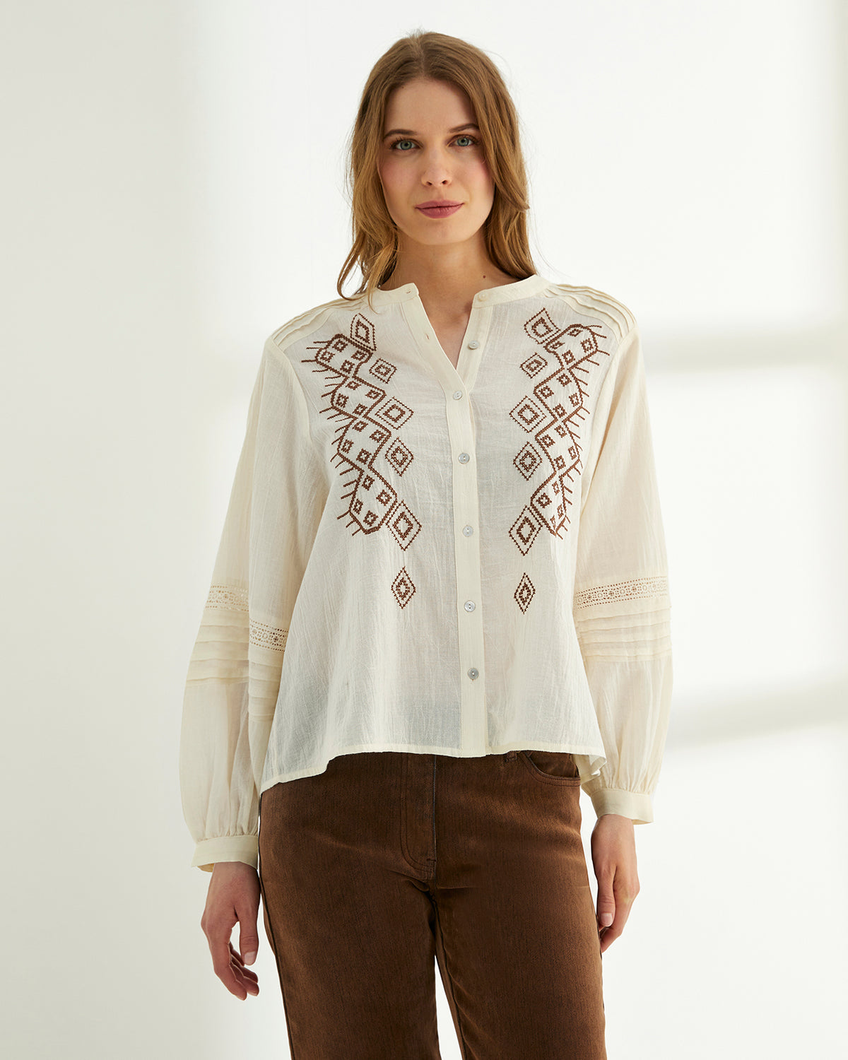 Camisa de mujer bordada cuello redondo