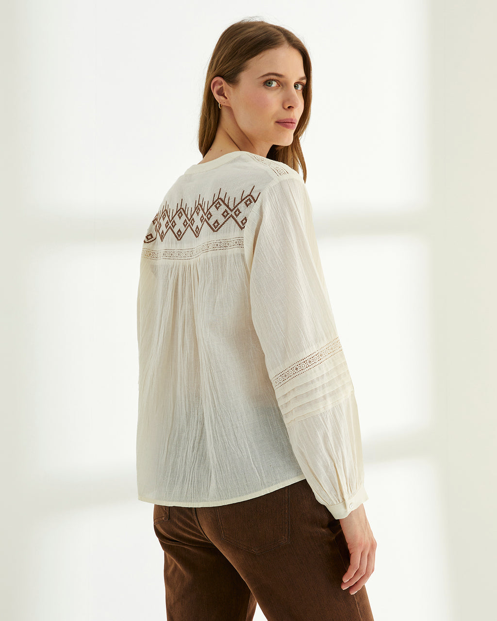 Camisa de mujer bordada cuello redondo