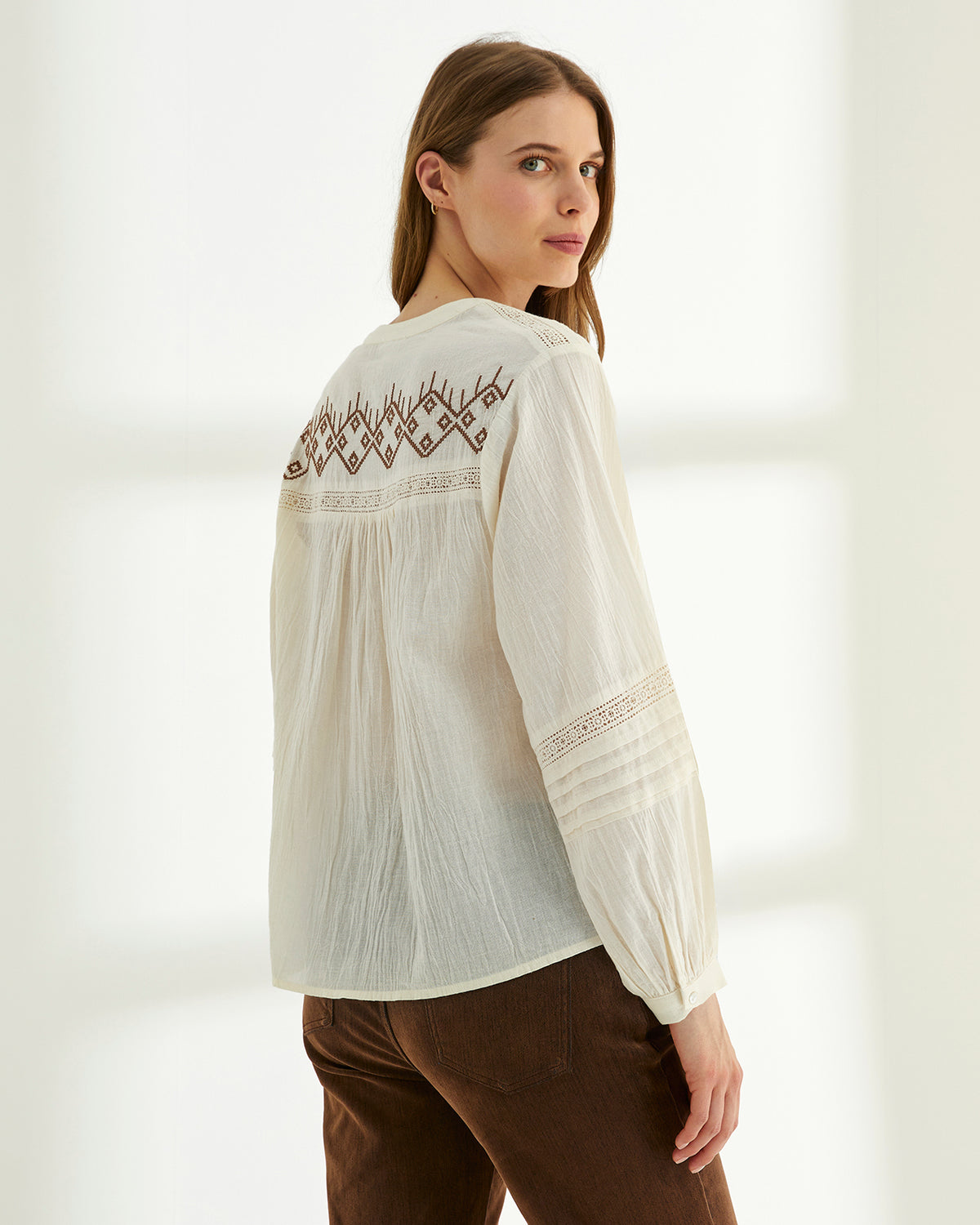Camisa de mujer bordada cuello redondo