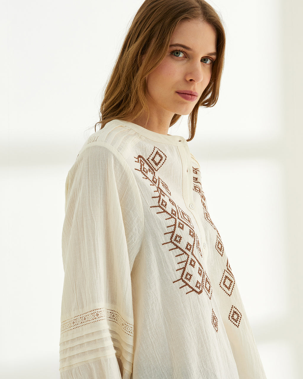 Camisa de mujer bordada cuello redondo