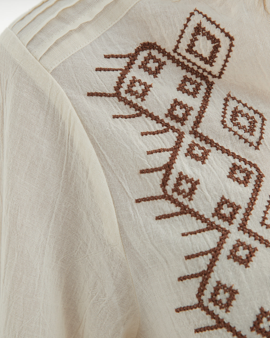 Camisa de mujer bordada cuello redondo
