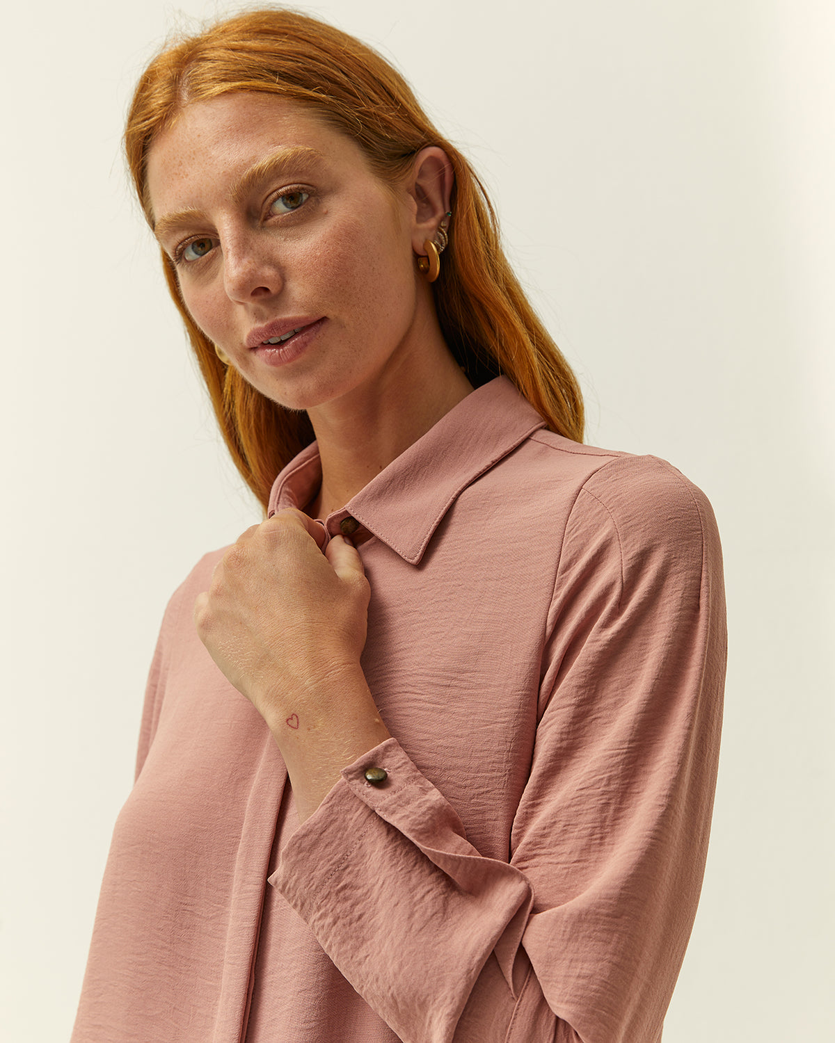 Camisa de mujer cuello camisero manga larga