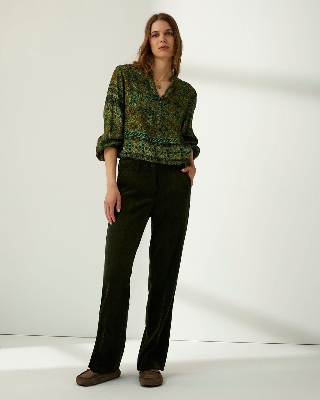 Blusa de mujer estampada cuello pico