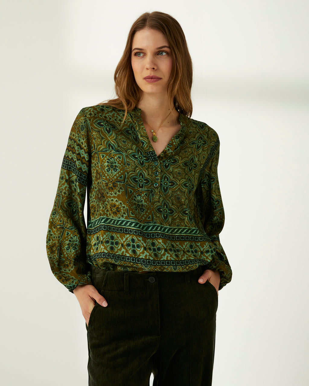 Blusa de mujer estampada cuello pico