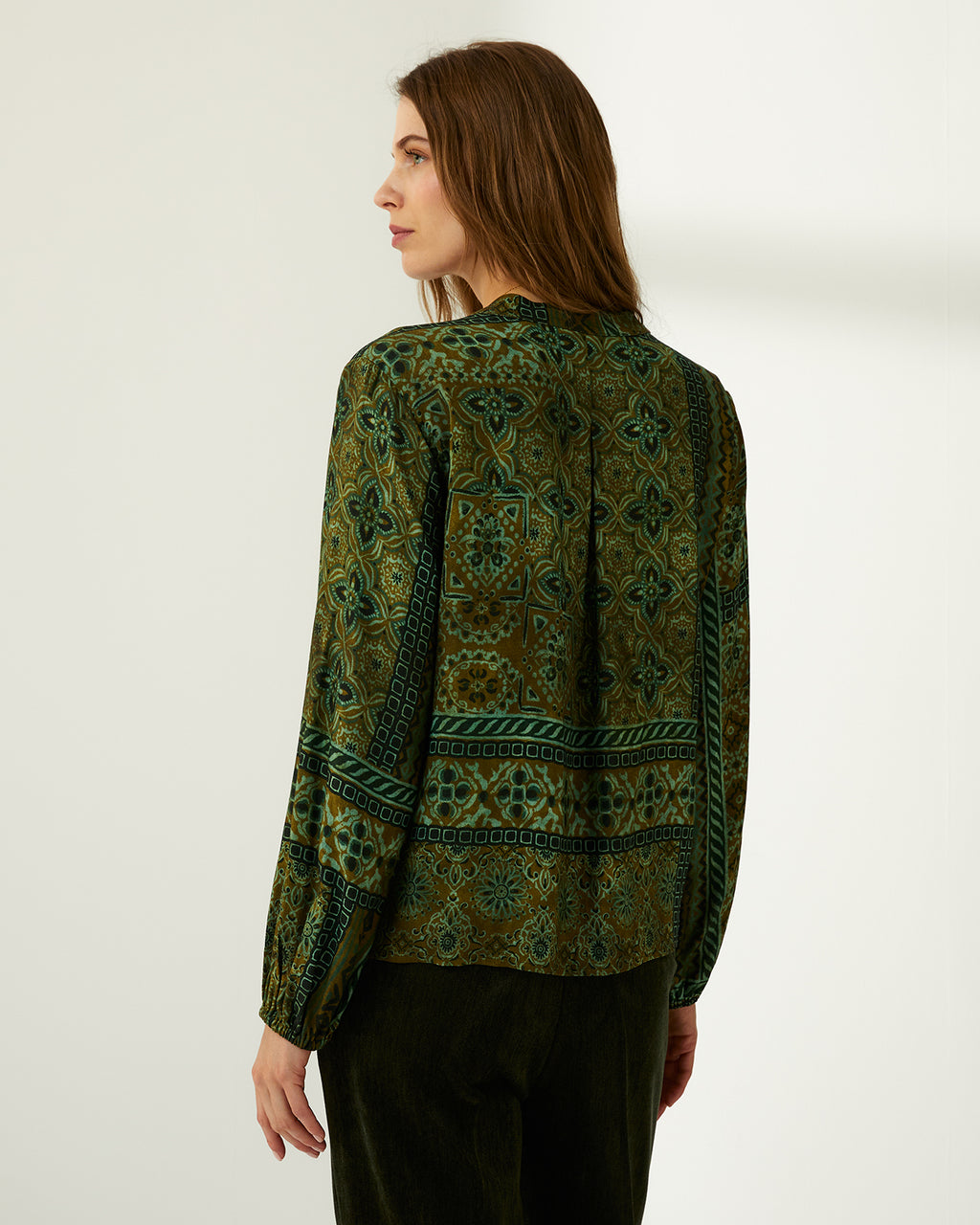 Blusa de mujer estampada cuello pico