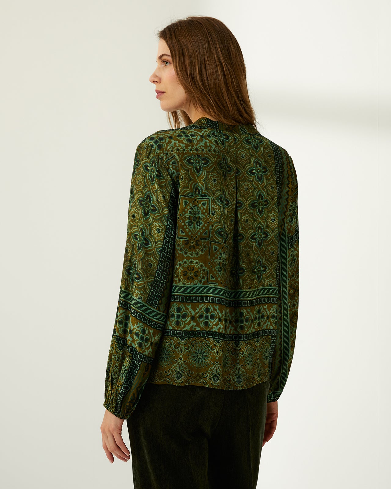 Blusa de mujer estampada cuello pico