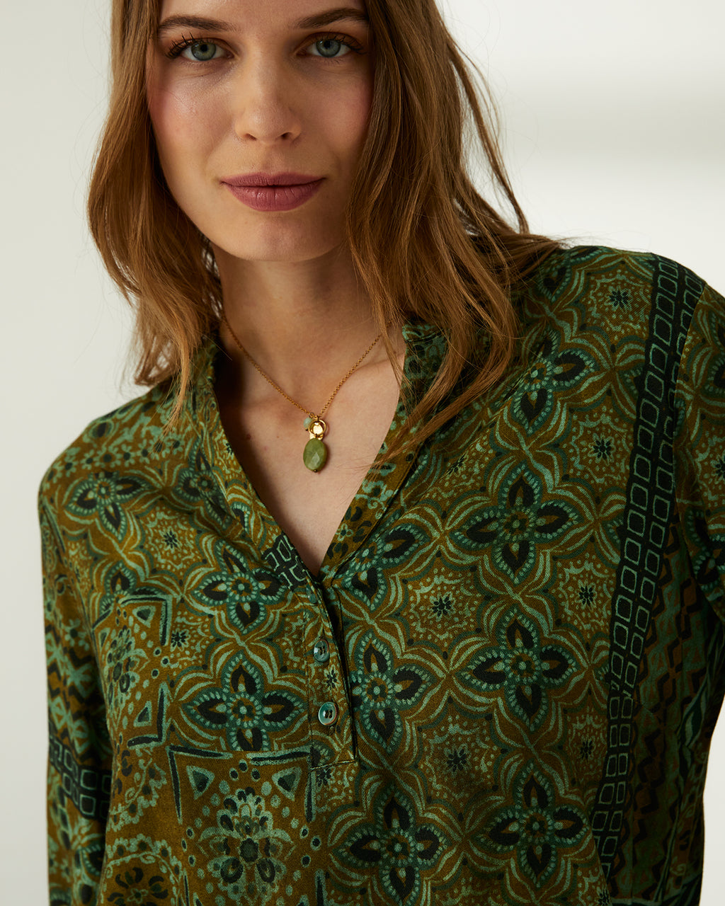 Blusa de mujer estampada cuello pico
