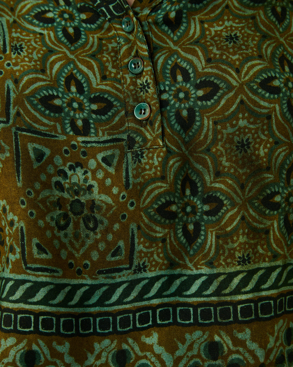 Blusa de mujer estampada cuello pico