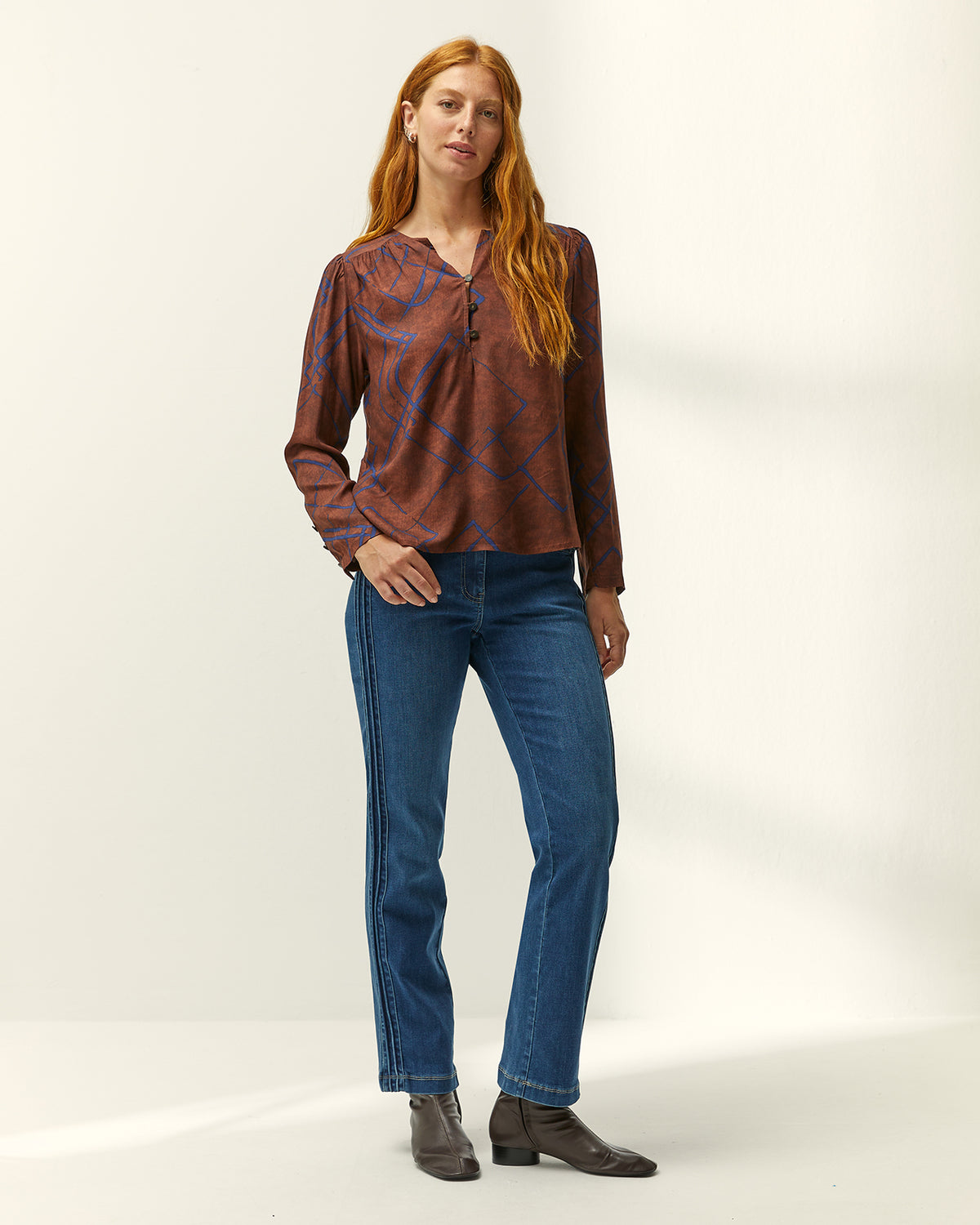 Blusa de mujer estampada cuello redondo forma pico
