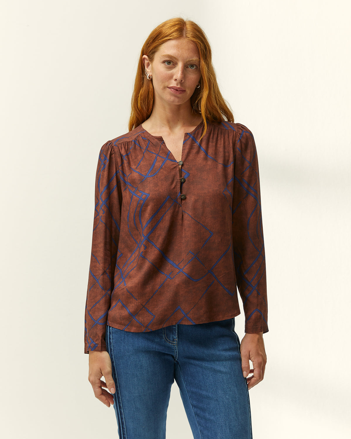 Blusa de mujer estampada cuello redondo forma pico