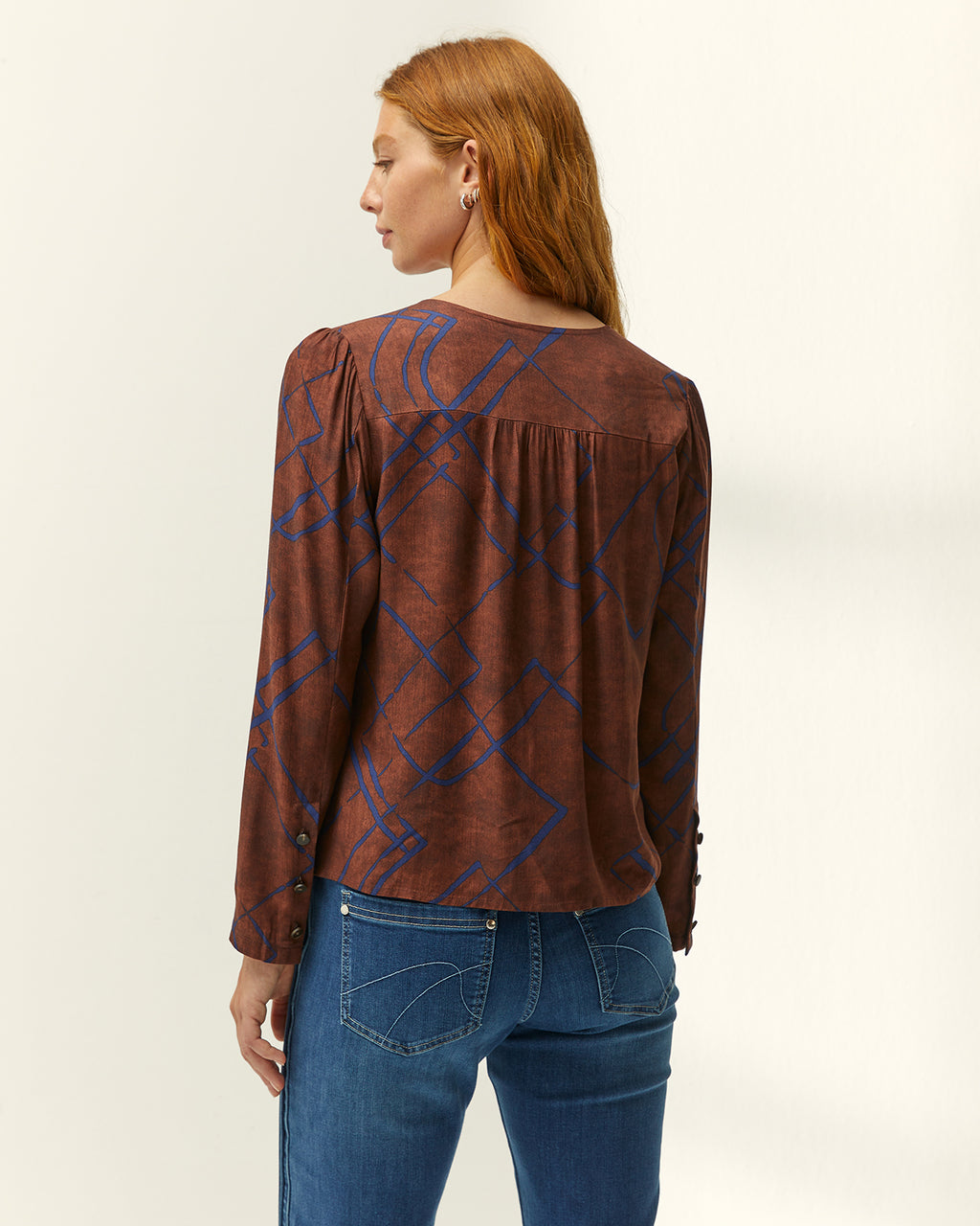 Blusa de mujer estampada cuello redondo forma pico