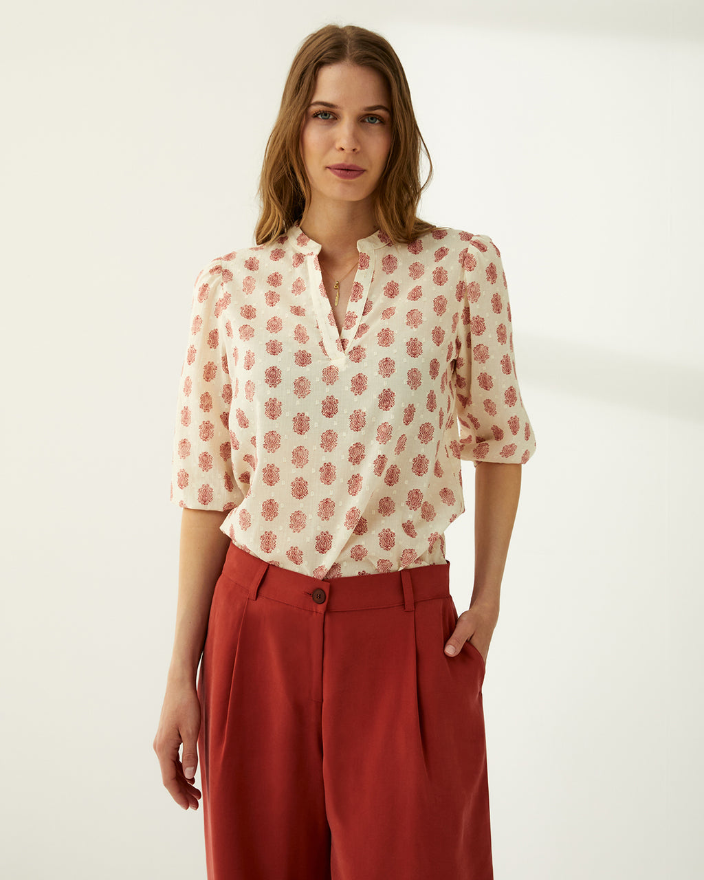 Blusa de mujer cuello mao manga francesa