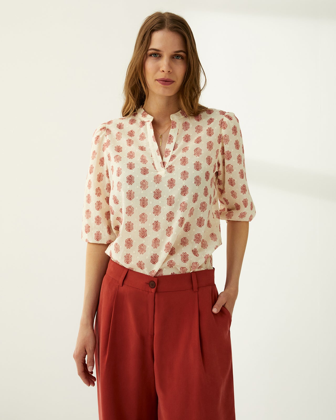 Blusa de mujer cuello mao manga francesa
