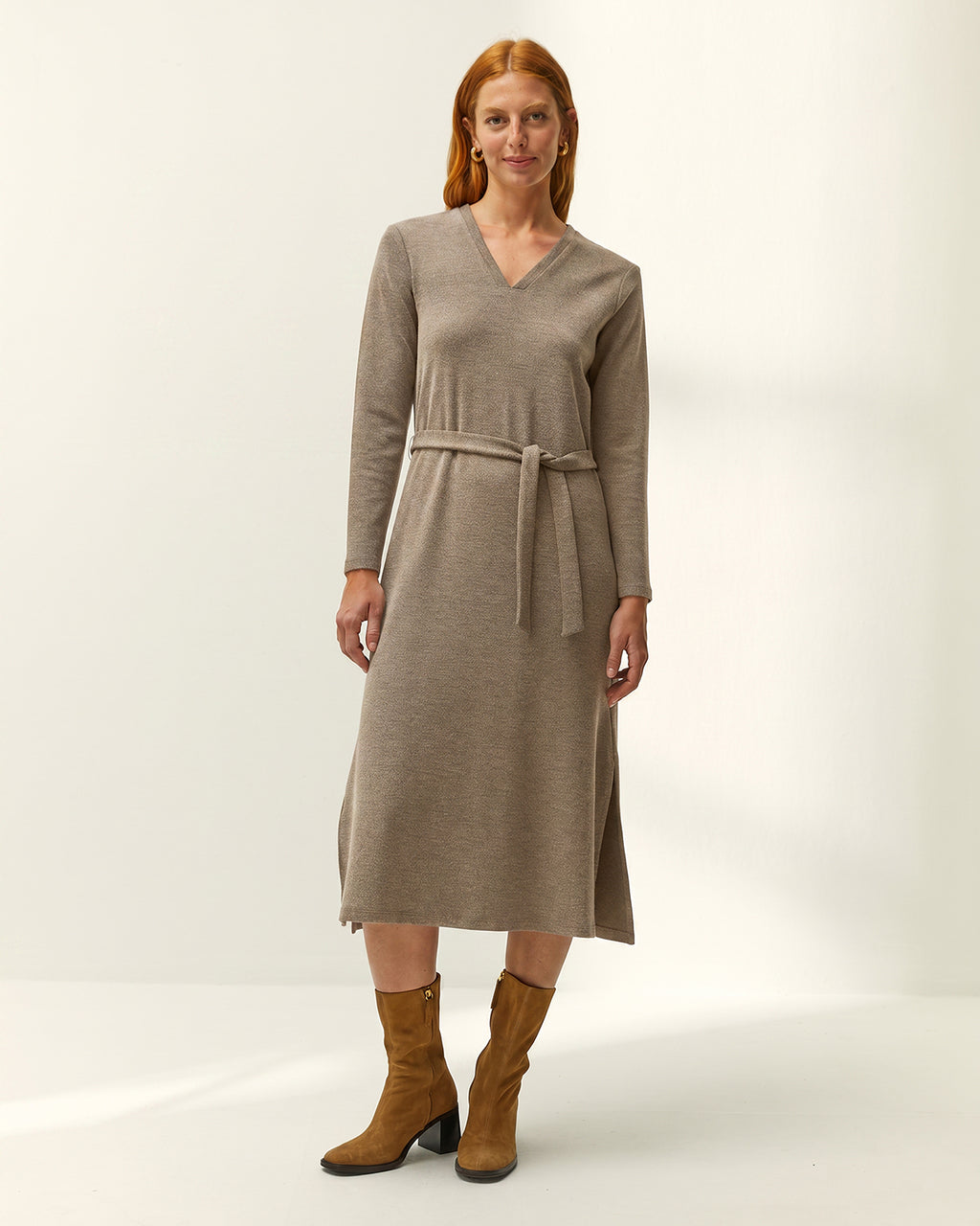 Vestido midi de punto liso cuello pico manga larga