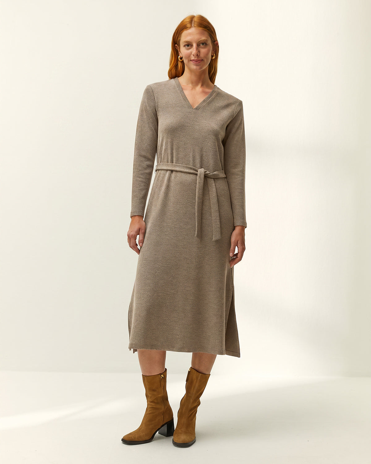 Vestido midi de punto liso cuello pico manga larga