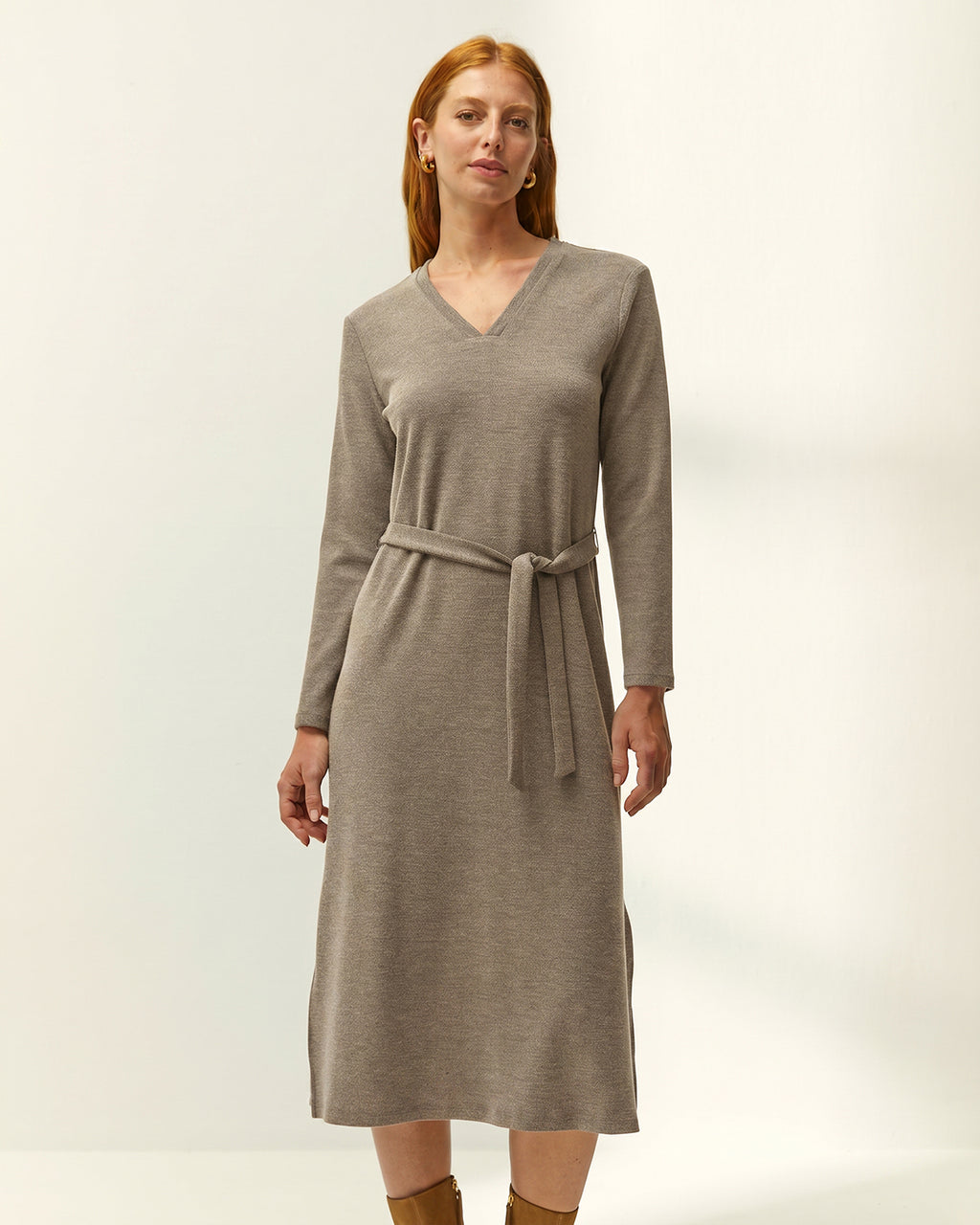 Vestido midi de punto liso cuello pico manga larga