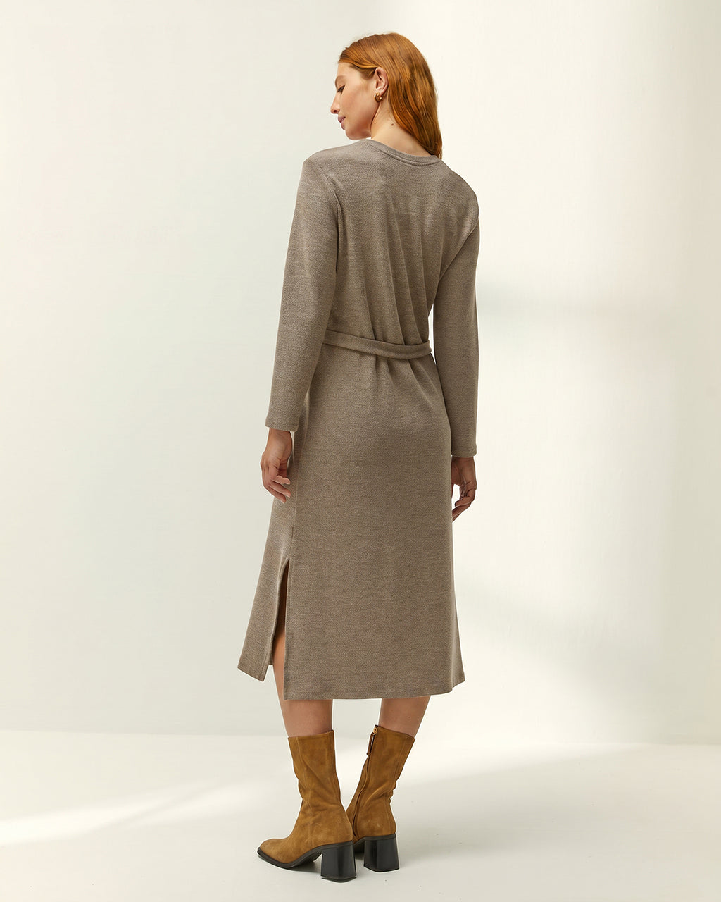 Vestido midi de punto liso cuello pico manga larga