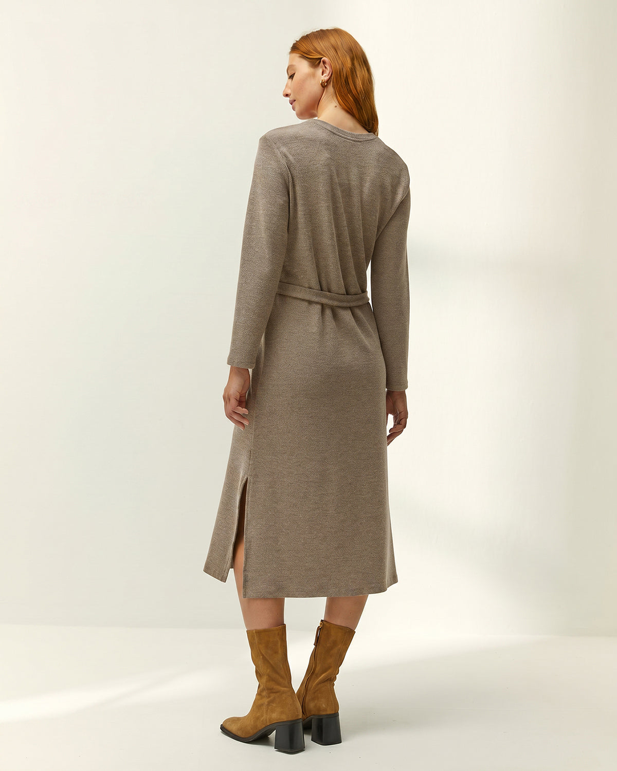 Vestido midi de punto liso cuello pico manga larga