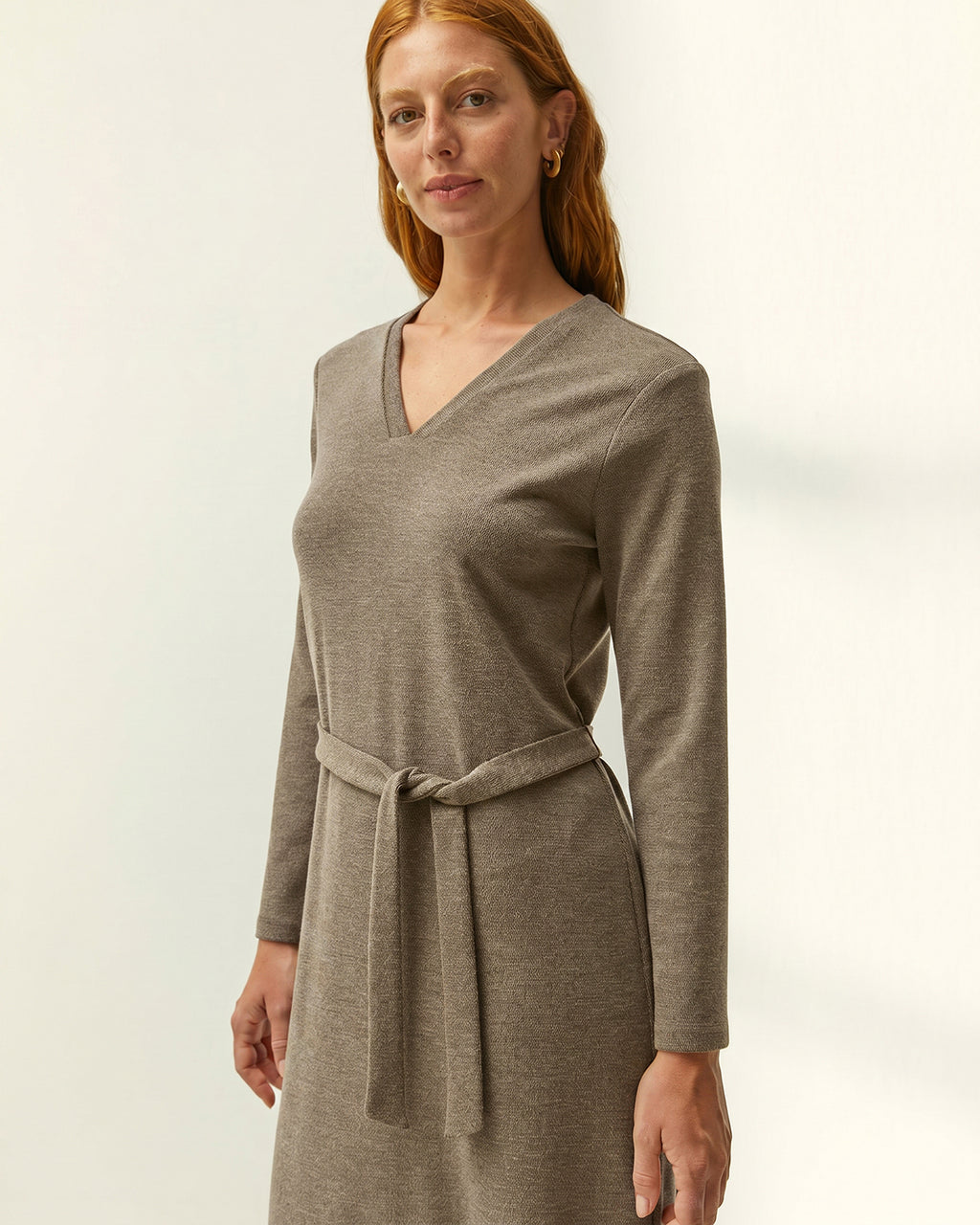 Vestido midi de punto liso cuello pico manga larga