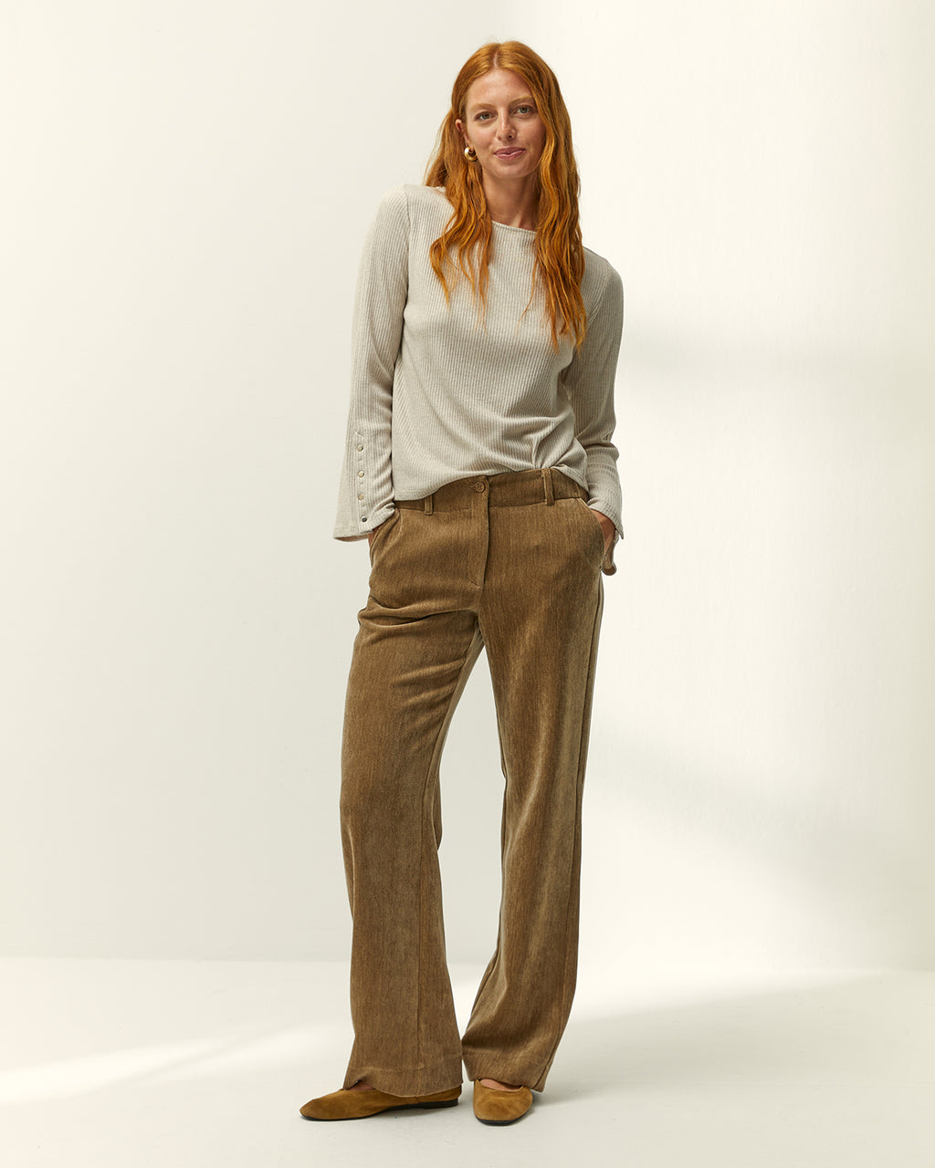 Pantalón recto de mujer efecto ante