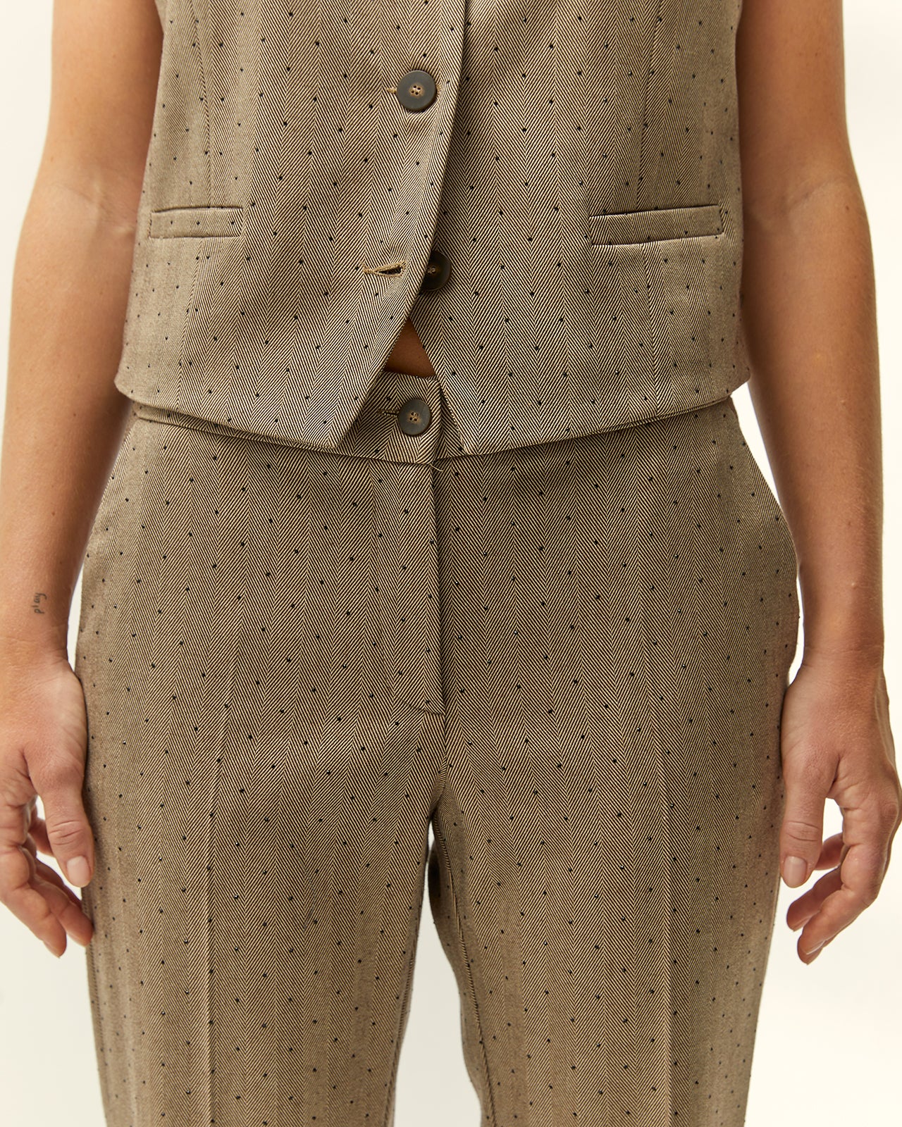 Pantalón tobillero de mujer tejido con strass
