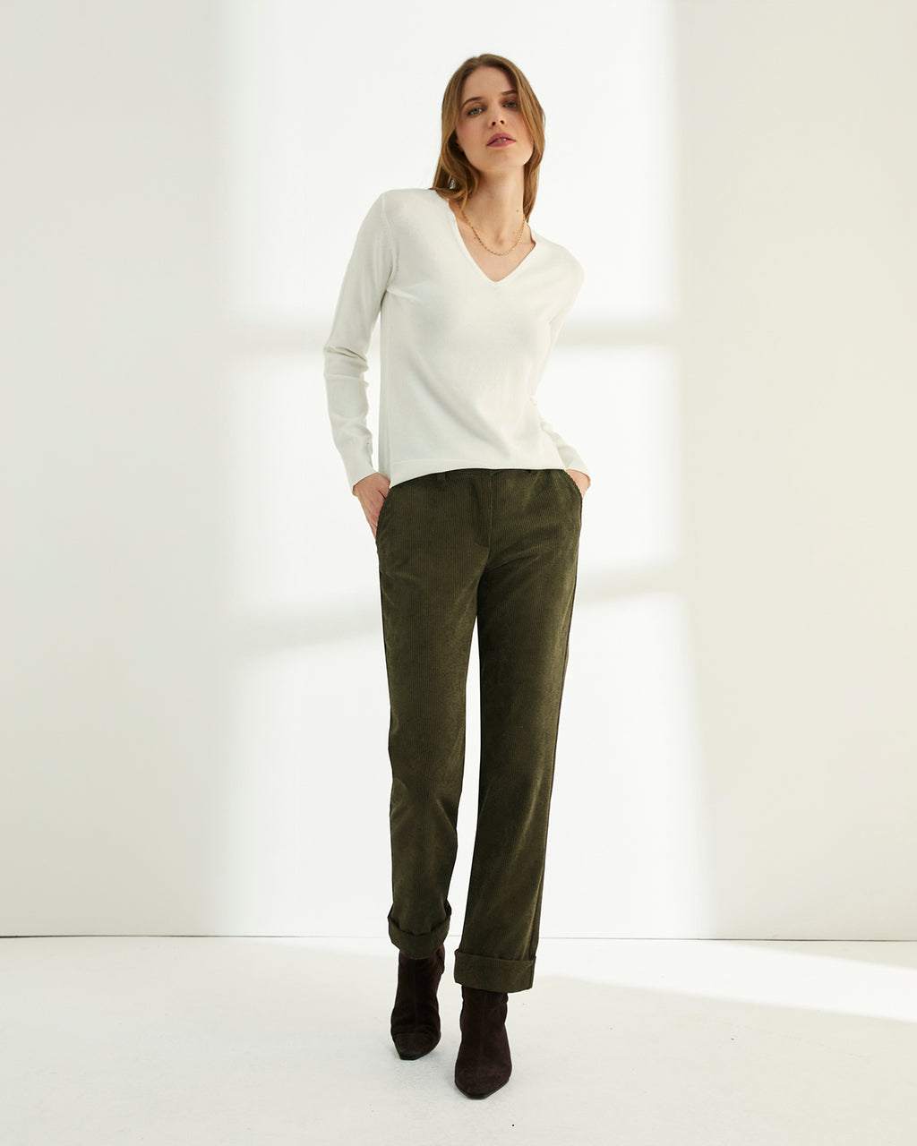 Pantalón tobillero de mujer pana cintura elástica