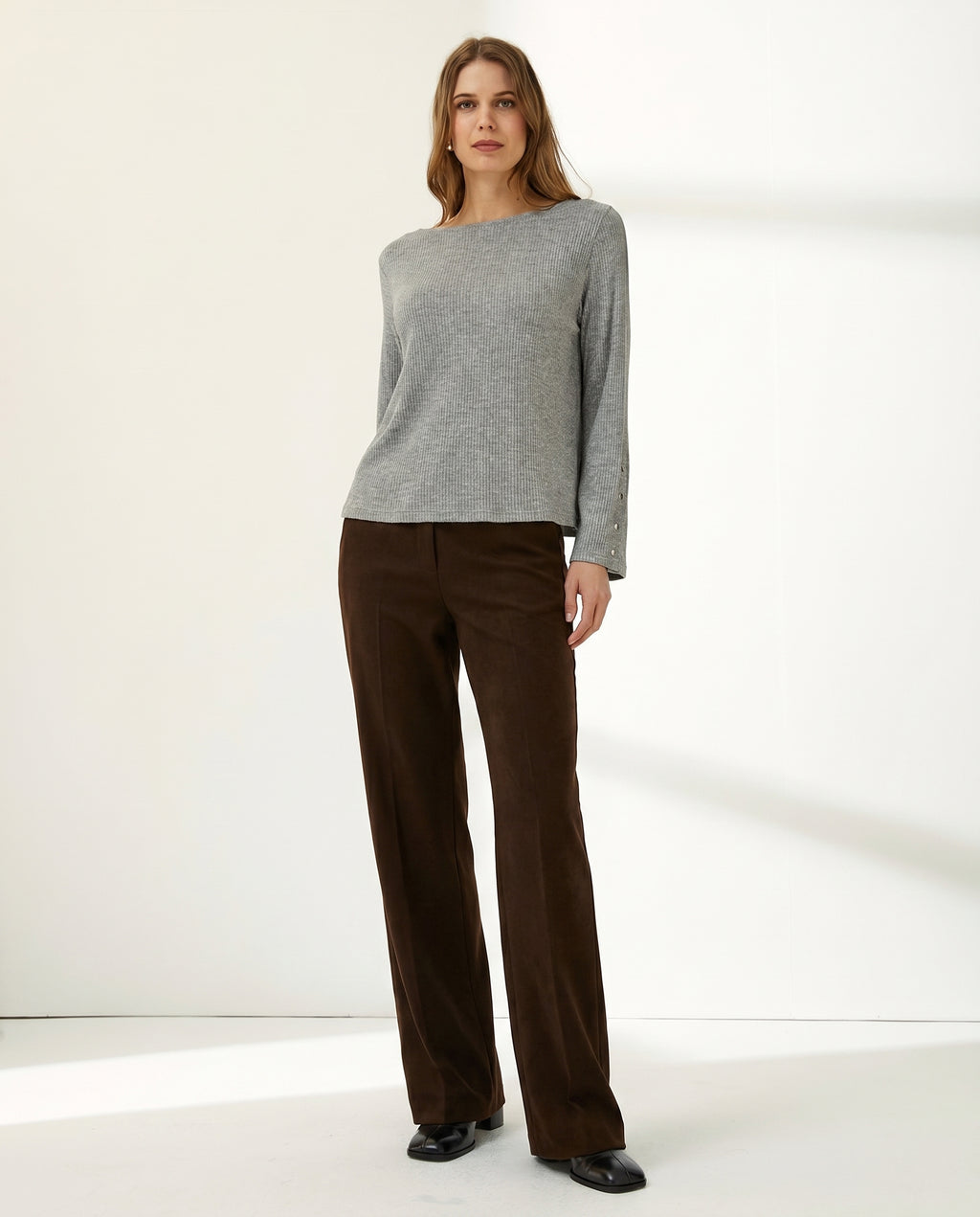 Pantalón recto de mujer corte básico
