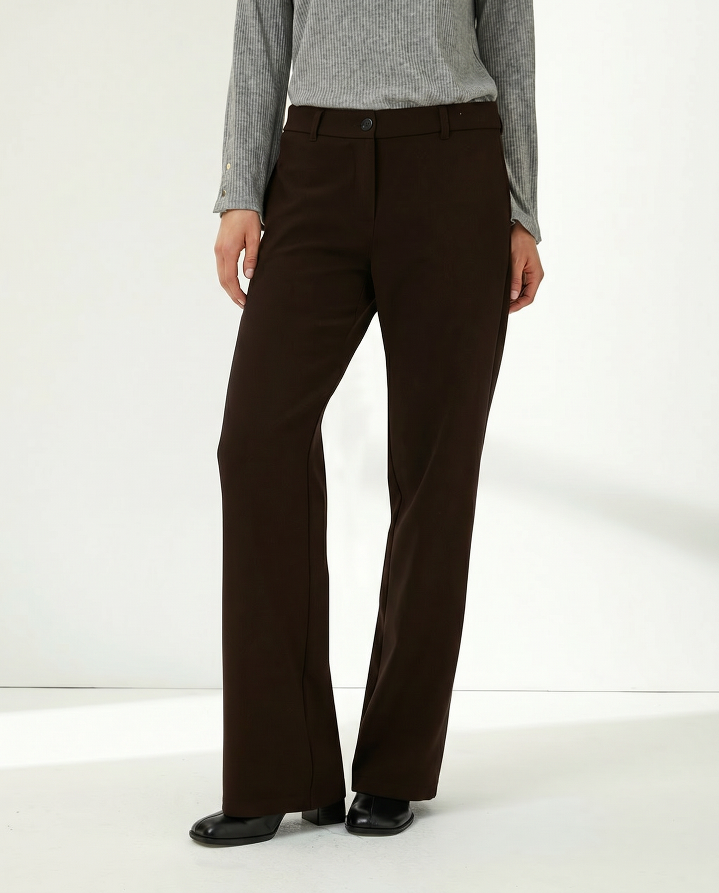 Pantalón recto de mujer corte básico