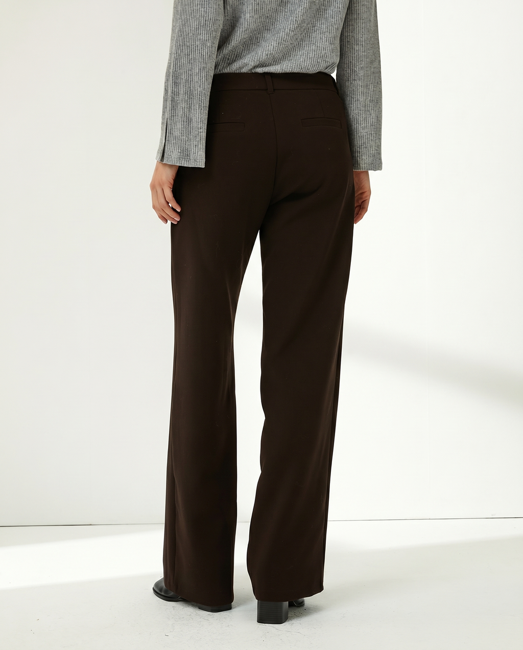 Pantalón recto de mujer corte básico