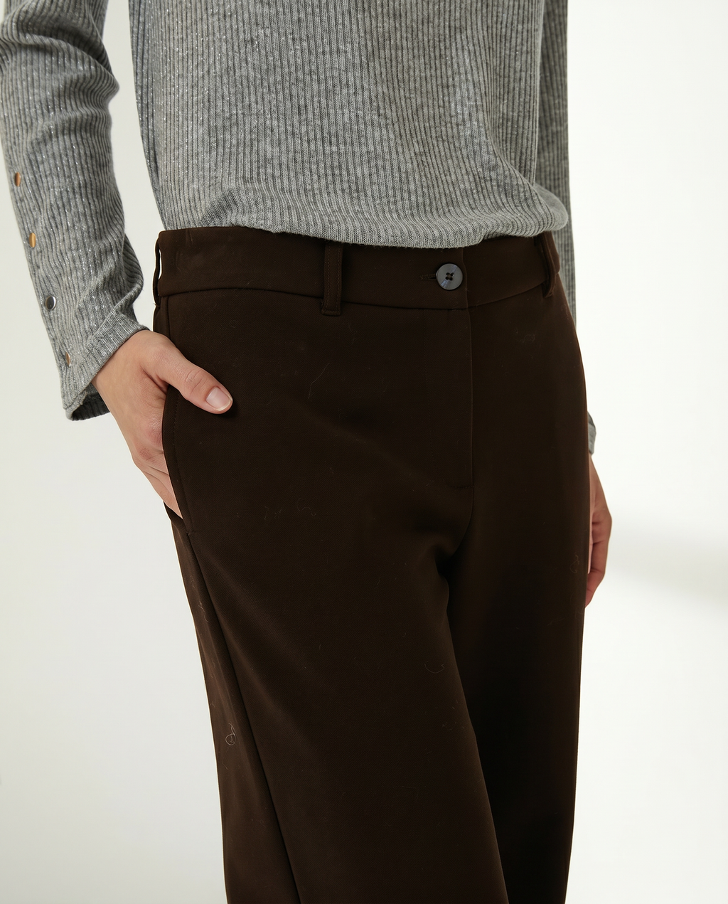 Pantalón recto de mujer corte básico