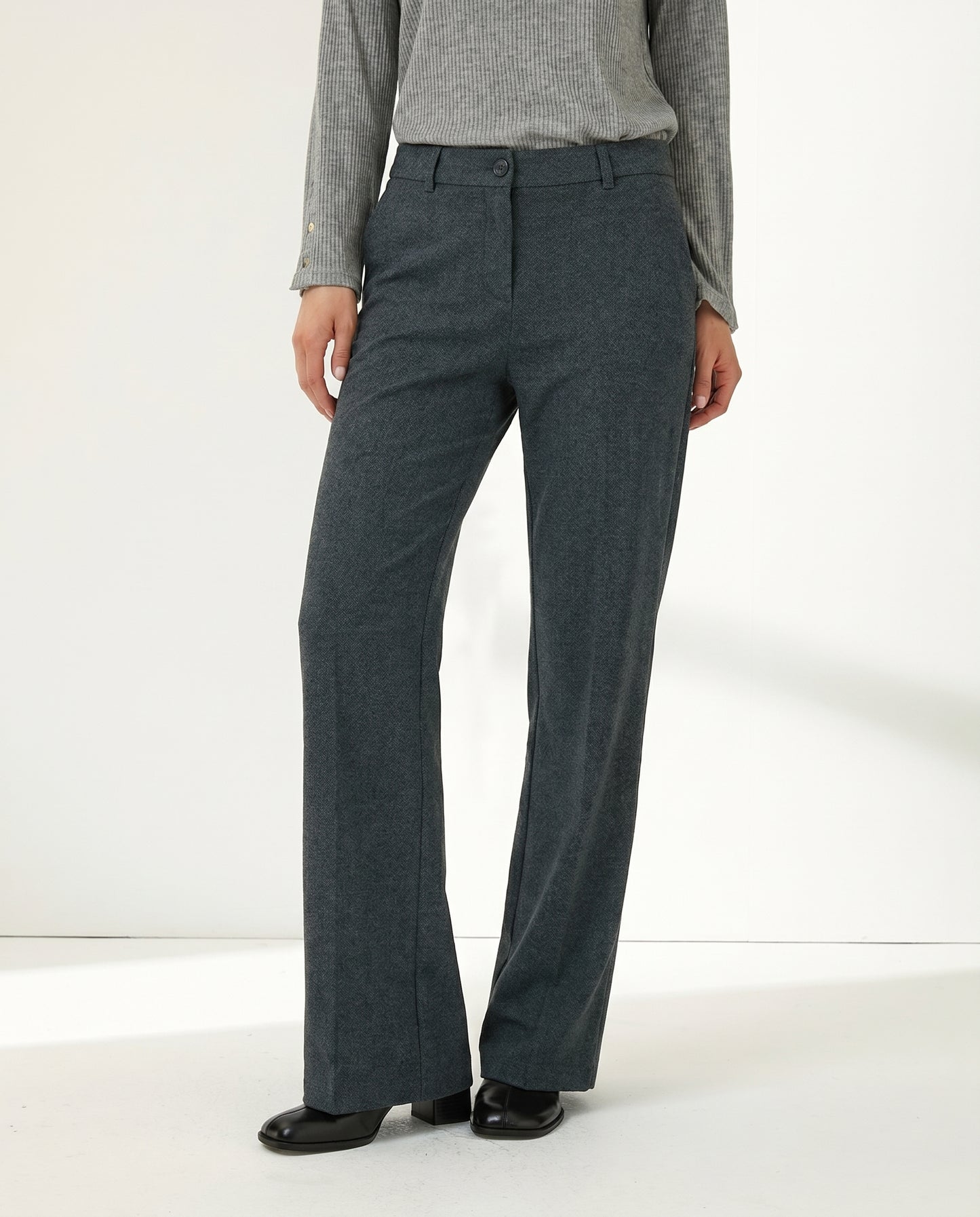 Pantalón recto de mujer corte básico
