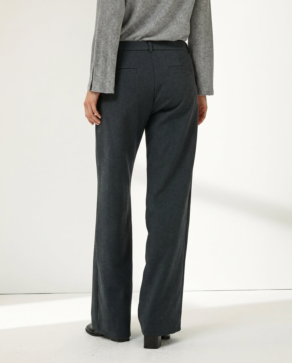 Pantalón recto de mujer corte básico