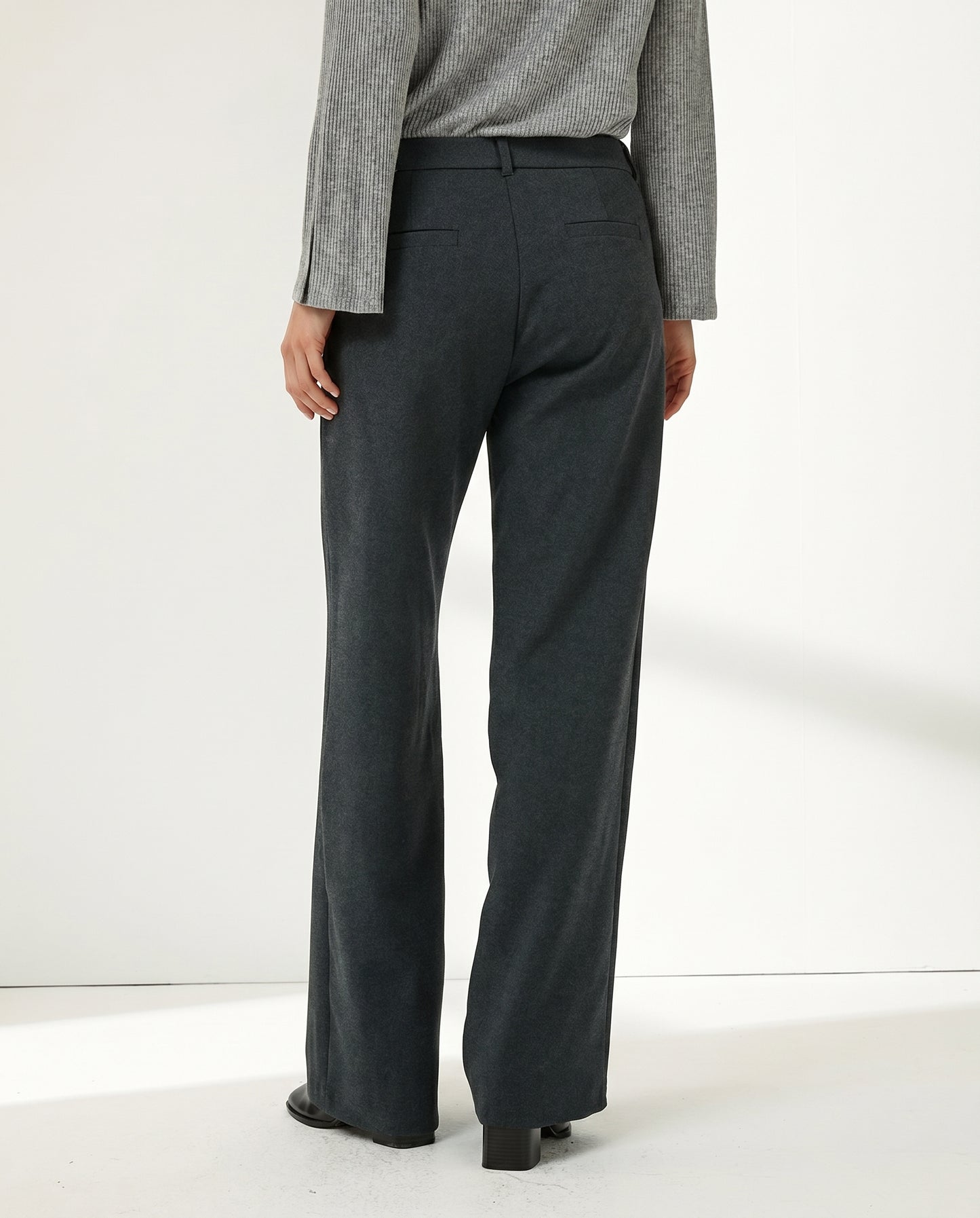 Pantalón recto de mujer corte básico