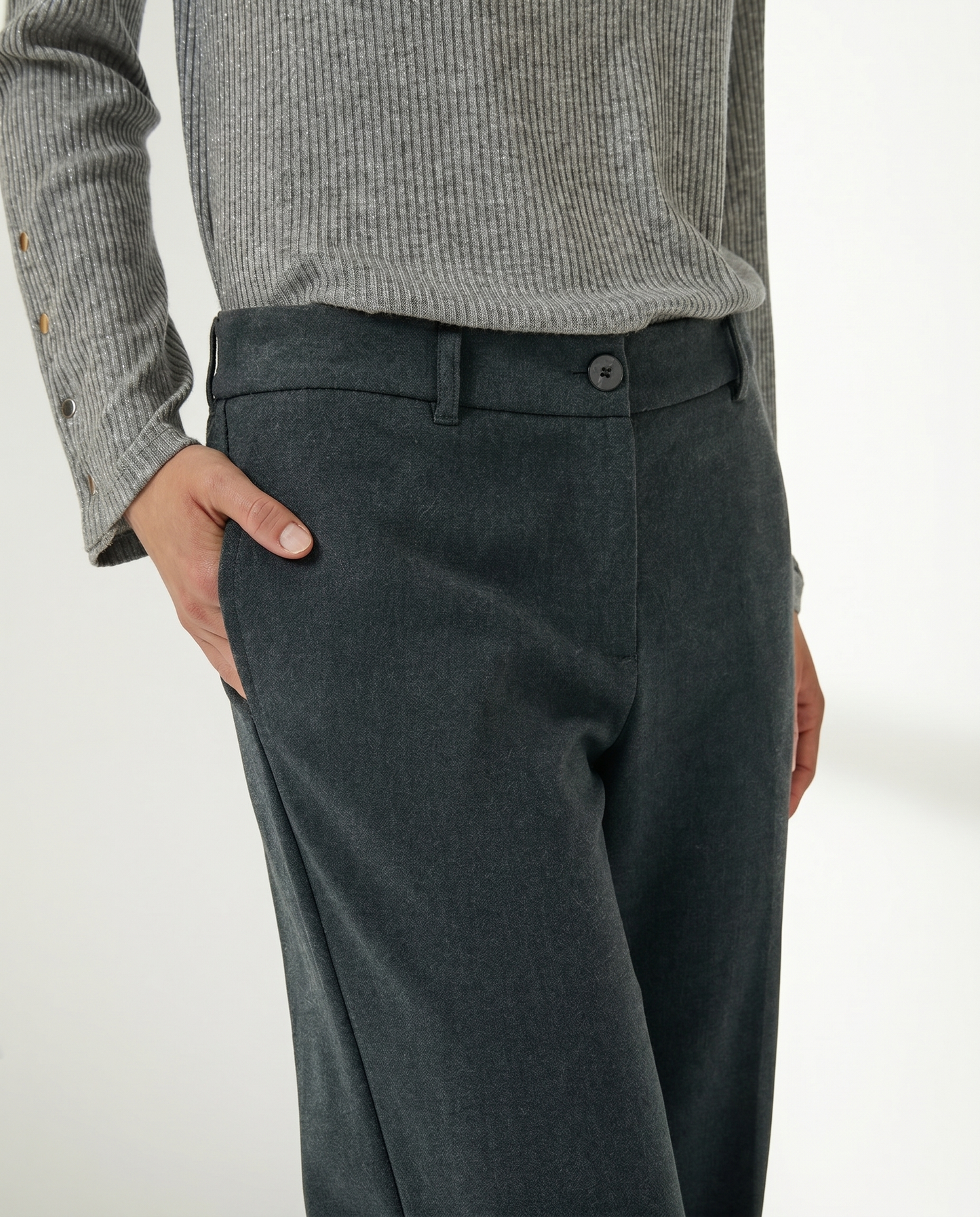 Pantalón recto de mujer corte básico