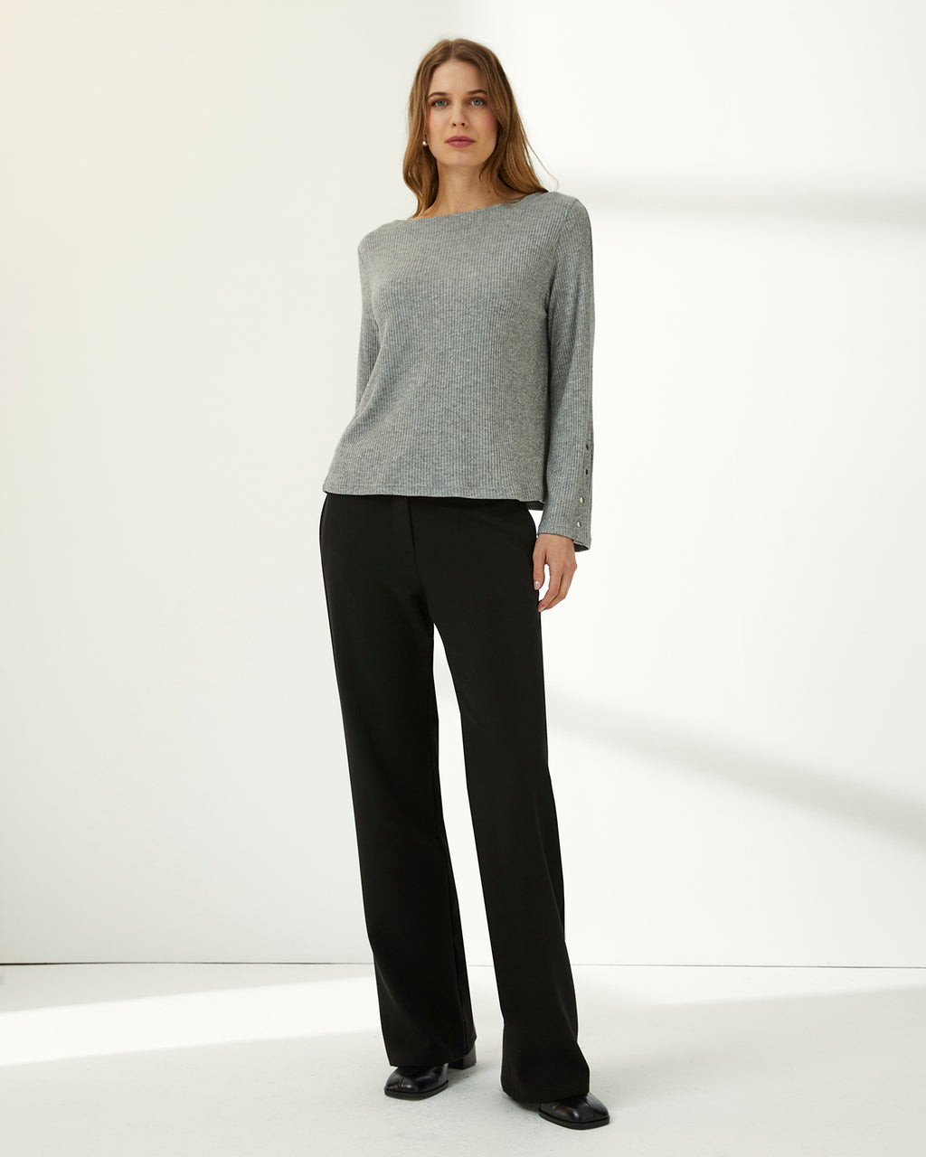 Pantalón recto de mujer corte básico