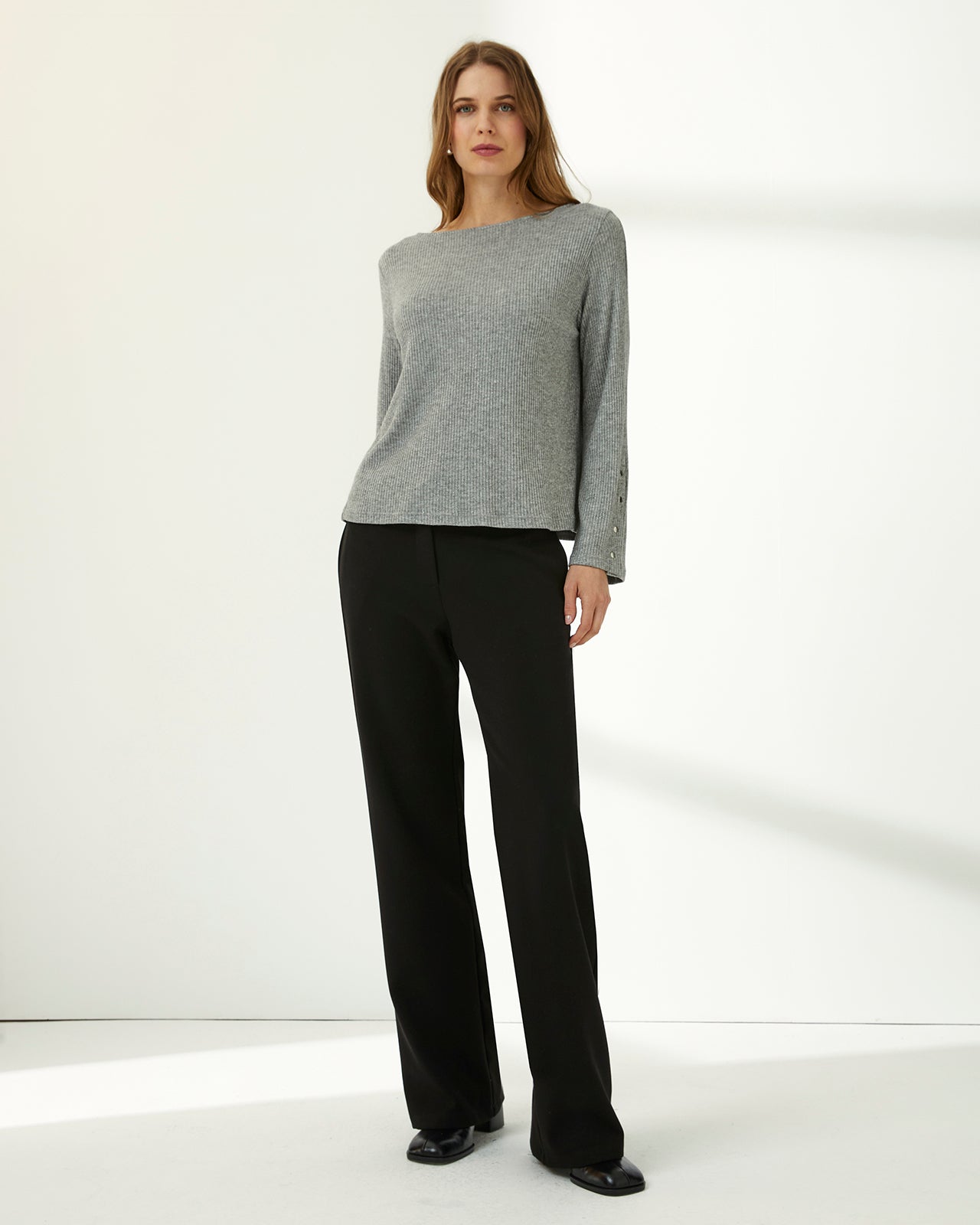 Pantalón recto de mujer corte básico