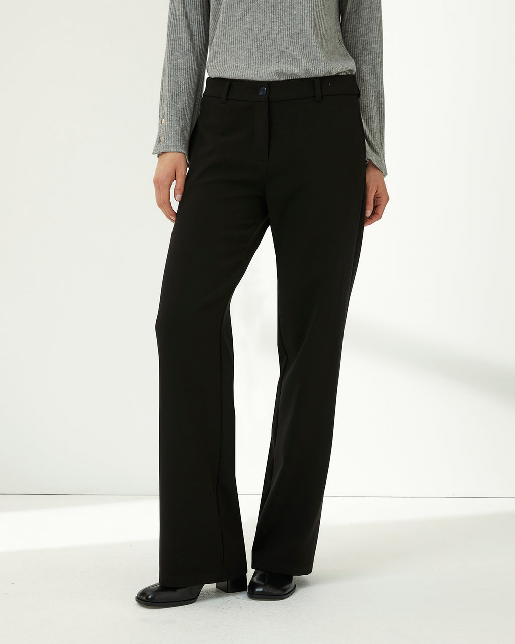 Pantalón recto de mujer corte básico