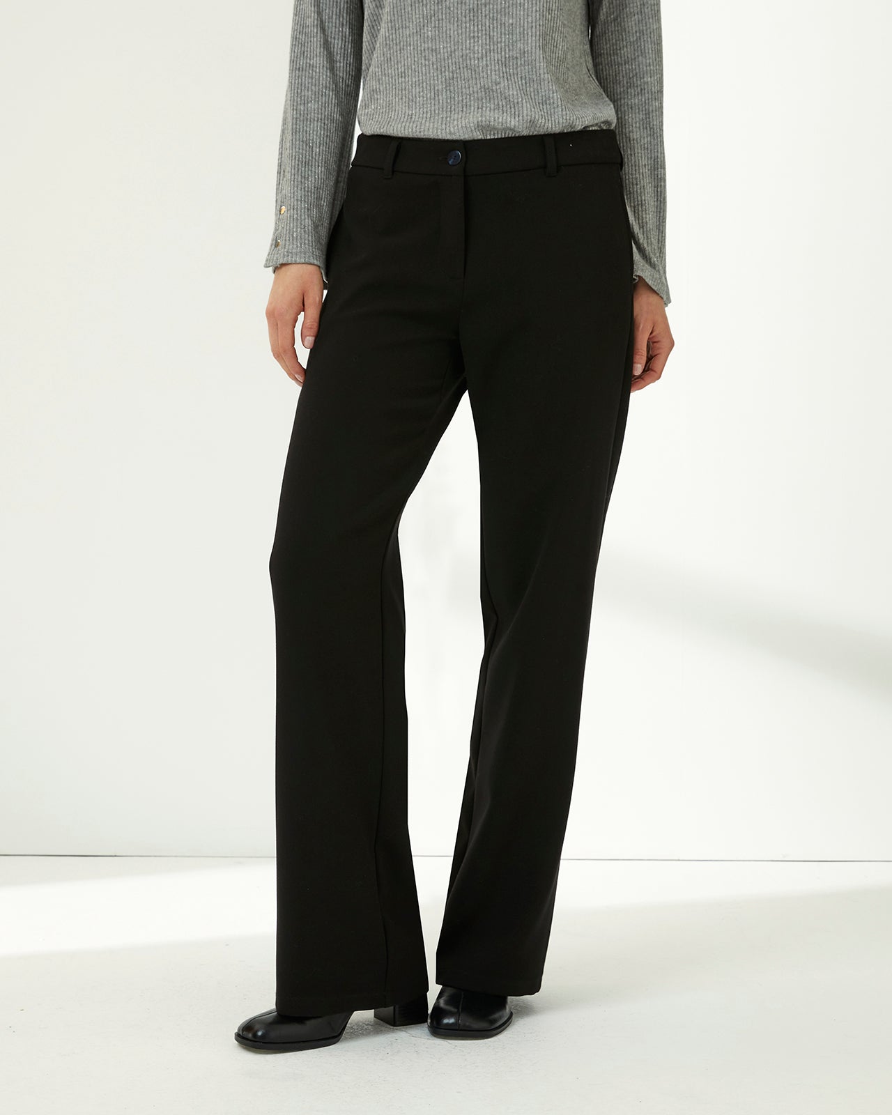 Pantalón recto de mujer corte básico