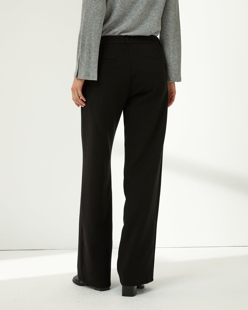 Pantalón recto de mujer corte básico