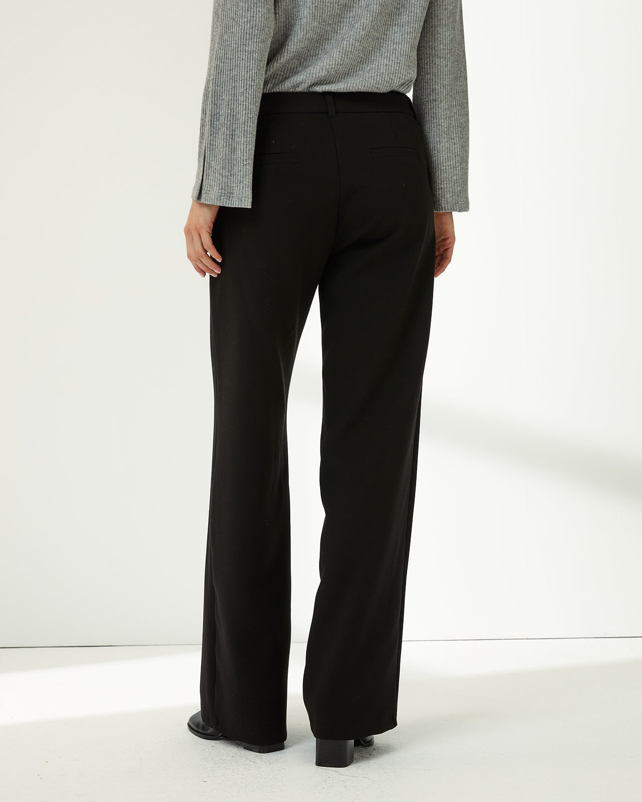 Pantalón recto de mujer corte básico